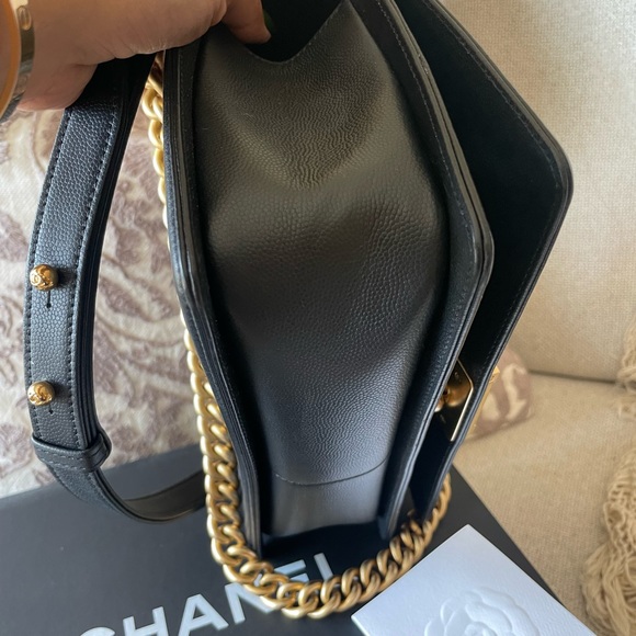 Pre loved Chanel Medium Boy - Picture 4 of 10